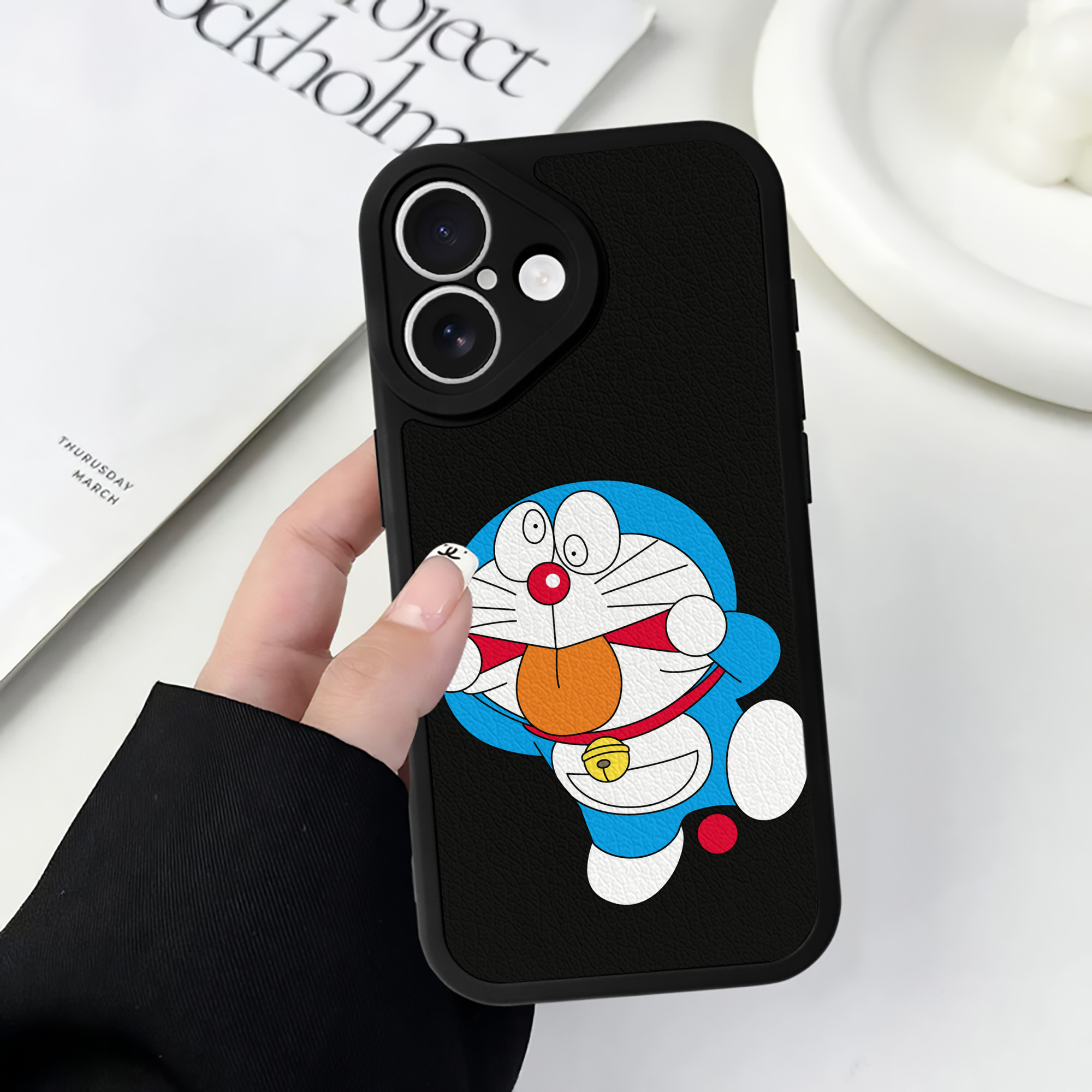 （画像用） ドラえもん Doraemon 【iPhone 16シリーズ対応】シリコンスマホケース（レザー調） 材質：シリコン